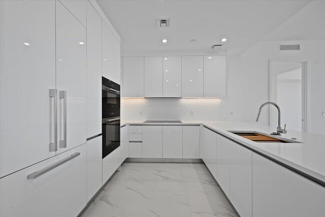 Building Photo - 220 Lake Shore Dr