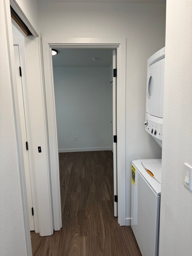 Building Photo - Brand new 3 bedroom 3 full bath townhouse in Thurston!