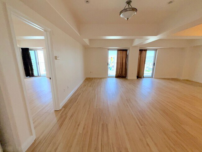 Building Photo - Riverwalk Tower 2 Bedroom Condo - 2 Parking Spaces/Private Laundry