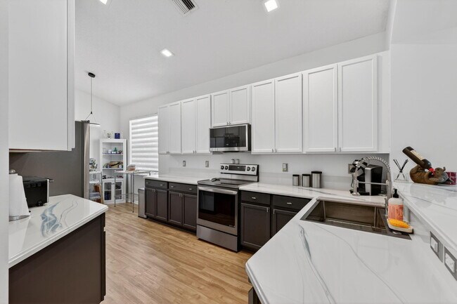 Building Photo - 6689 Southport Dr