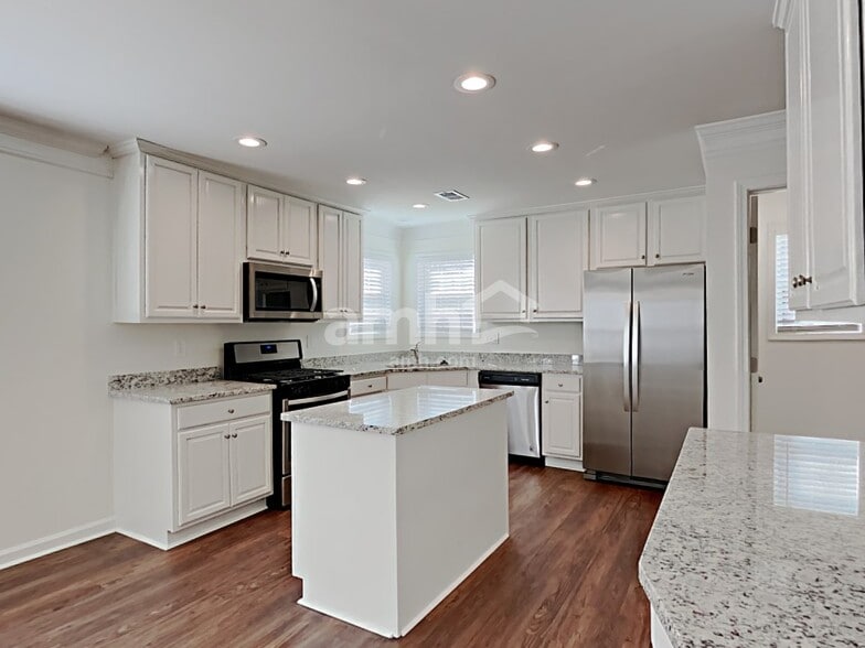 Building Photo - 979 Park Knoll Ct NE