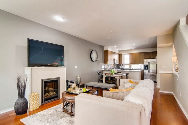 Building Photo - 2 Bedroom Loft Style Townhome Near Microsoft!