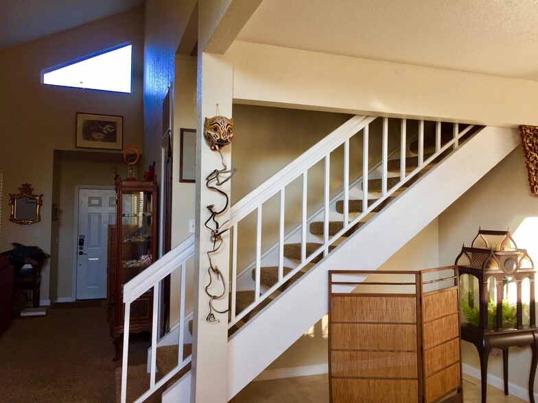 Building Photo - 904 Bond Pl