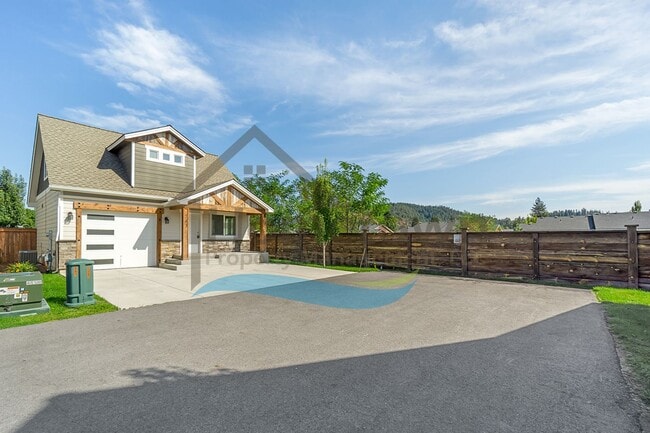 Building Photo - 2 Bedroom 2 Bath Home with Attached Garage...