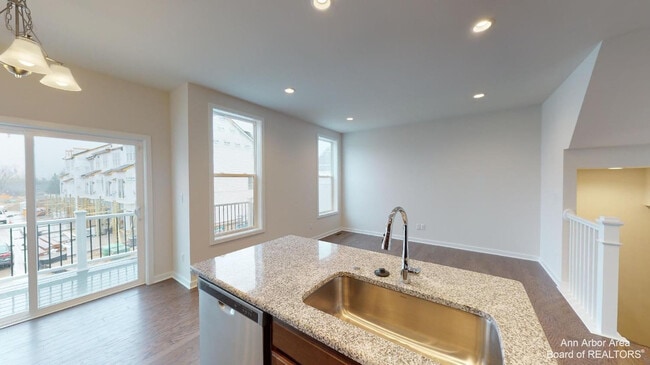 Building Photo - 2708 S Spurway Dr