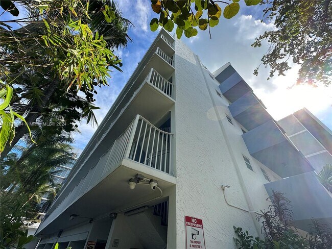 Primary Photo - 61 Collins Ave