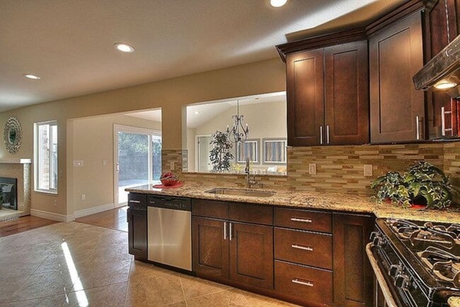 Building Photo - $4590 / 5 BR -GORGEOUS MODEL HOME IN THE W...