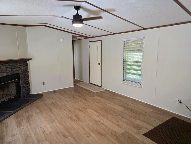 Building Photo - 2 bed 2 Bath Home River Front