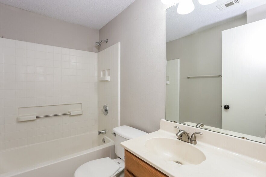 Building Photo - 401 Meadow St