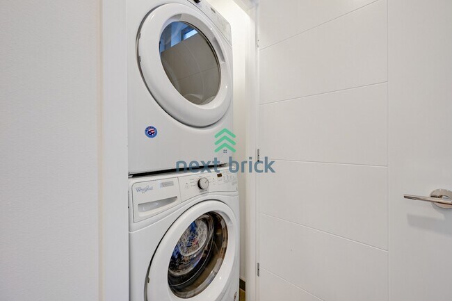 Building Photo - A beautiful 3 bed and 2 bathroom townhouse for rent