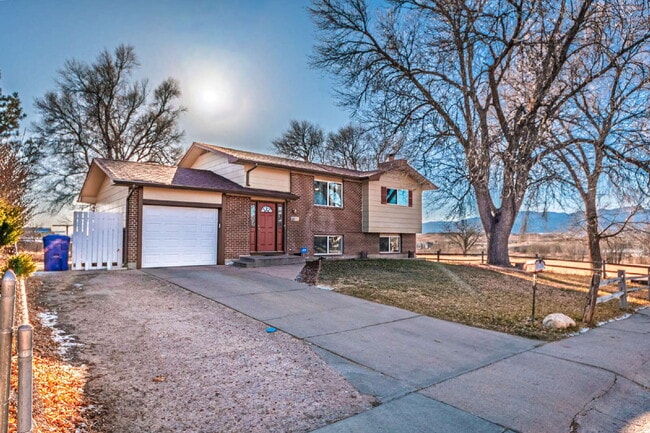 Building Photo - 5 bedrooms ,2 bathrooms and on 0.32 acres for rent