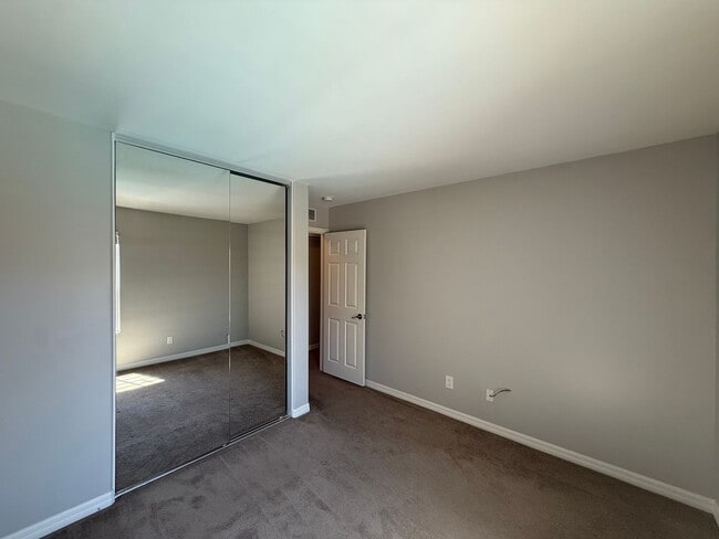 Building Photo - Beautiful 4B/2BA Top Floor Corner Unit wit...