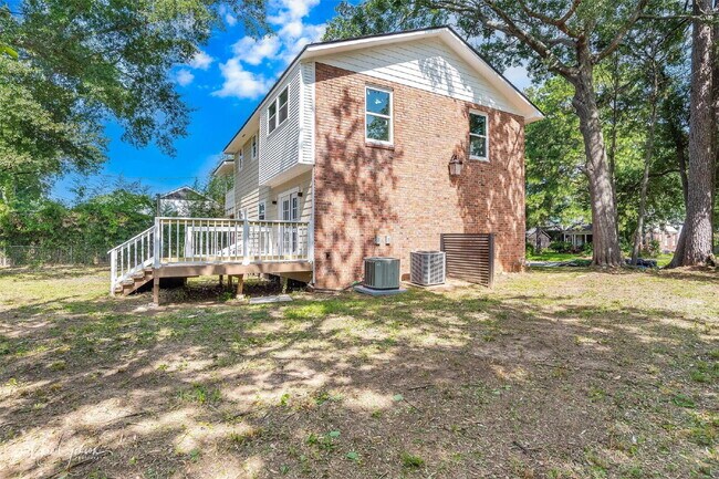 Building Photo - "Spacious 4-Bedroom Gem with a flex room a...