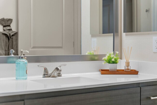 Building Photo - 711 W Broadway Rd