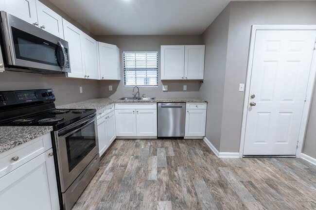 Building Photo - 3435 Balboa Cir