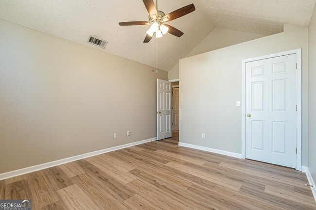 Building Photo - 5755 Lakeview Cir