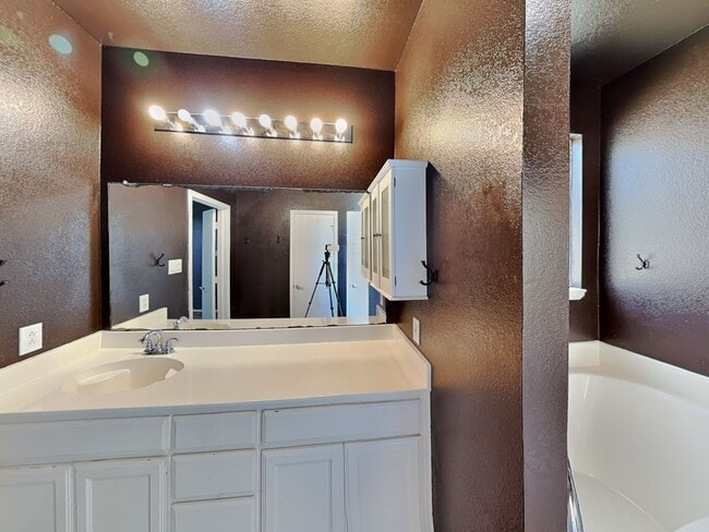 Building Photo - Beautiful Brick One-Story Home in Fort Worth!