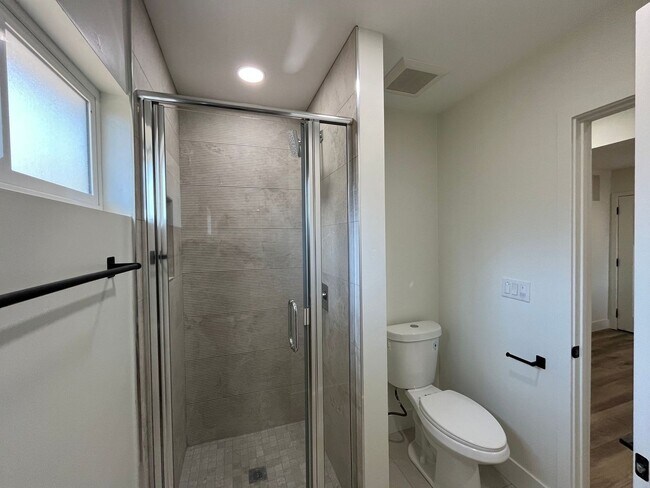Building Photo - Large 6 bed 3 bath House on East Falls! Co...