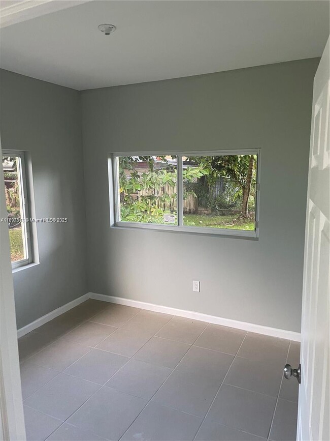 Building Photo - 8321 NE Miami Ct