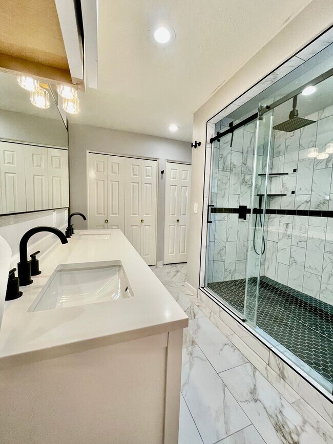 Building Photo - Updated and Pet Friendly Three Bedroom Home