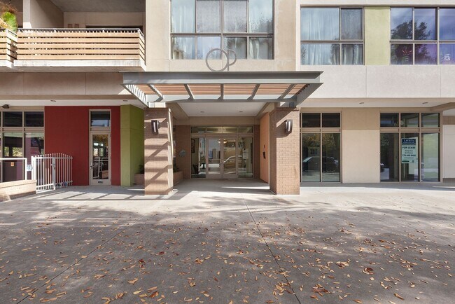 Building Photo - Bright, Contemporary 1/1  Condo in Grant Park w/ City Views!