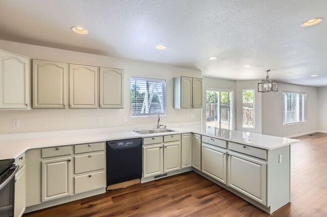 Building Photo - Gorgeous 4 Bed 2.5 Bath Home in Wolf Creek!