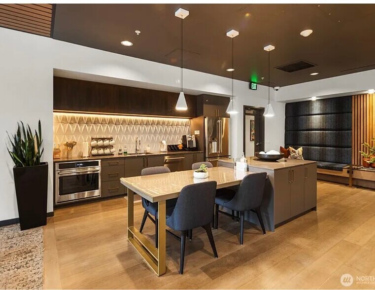 Do your study, work, meet friends and entertain - 11903 NE 128th St