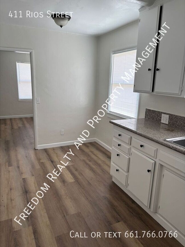Building Photo - 411 Rios St