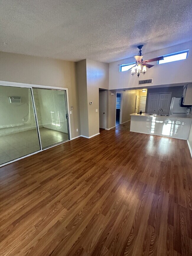 Building Photo - Townhome in non-age restricted area of Green Valley