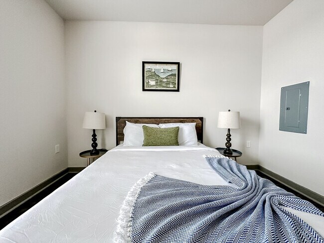 Building Photo - 111 E 4th St