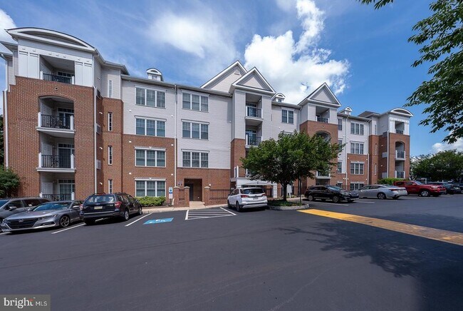 Building Photo - 300 W Elm St