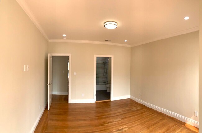 Building Photo - 423-425 11th