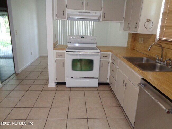 Building Photo - 812 Maplewood Ln