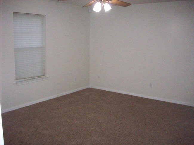 Building Photo - 312 Tharpe Dr