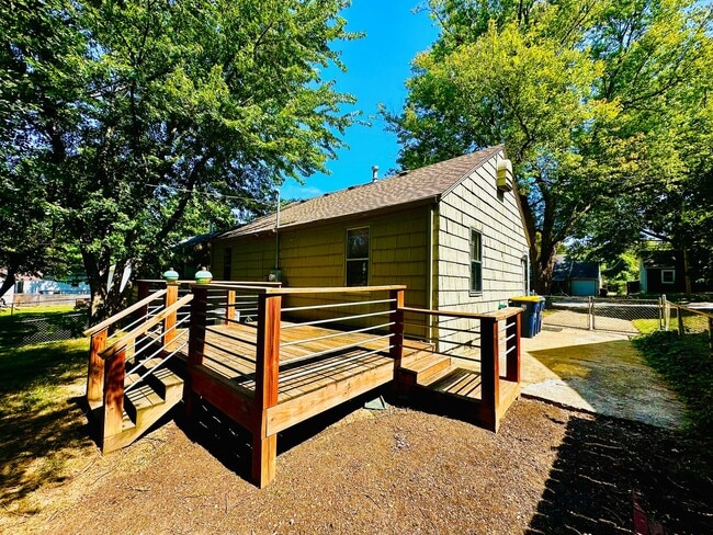 Building Photo - {8146} Charming Waldo Ranch + Hardwood Flo...