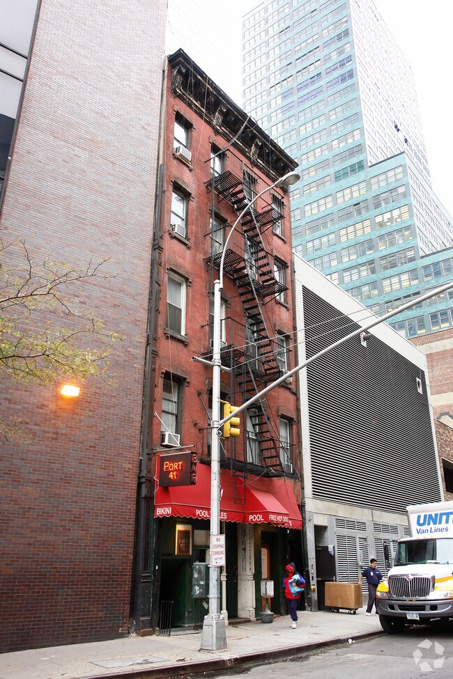 Building Photo - 355 W 41st St