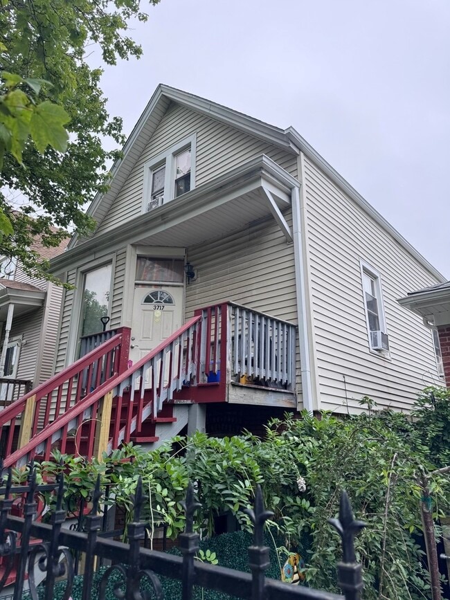Building Photo - 3717 W Dickens Ave