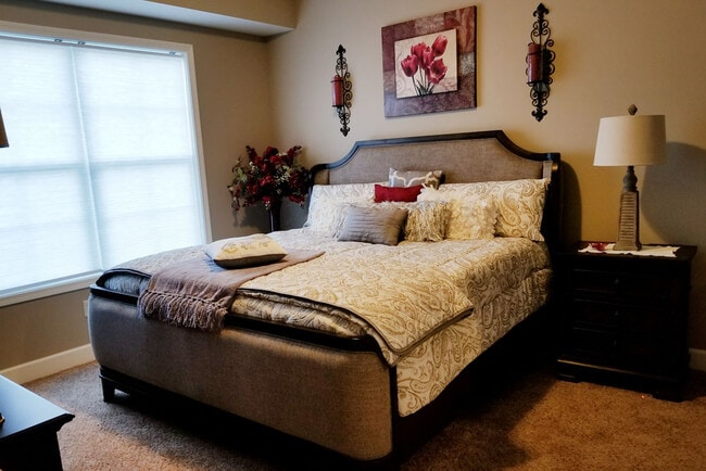 Building Photo - Hardwood Manor - Senior 55+