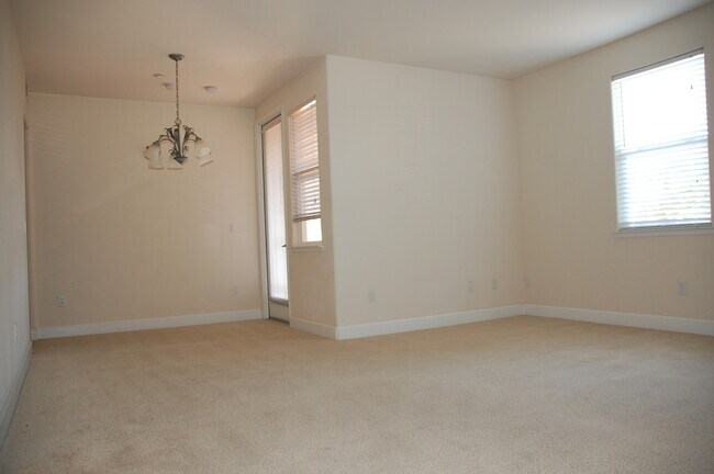 Building Photo - Great Condo in Roseville