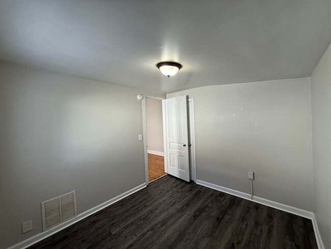 Building Photo - 4 Bedroom, 1.5 Bath Home – Swan Neighborho...