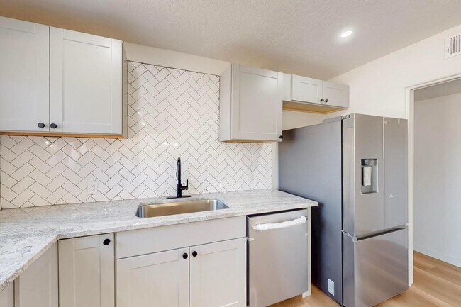 Building Photo - 2227 Inez Dr NE