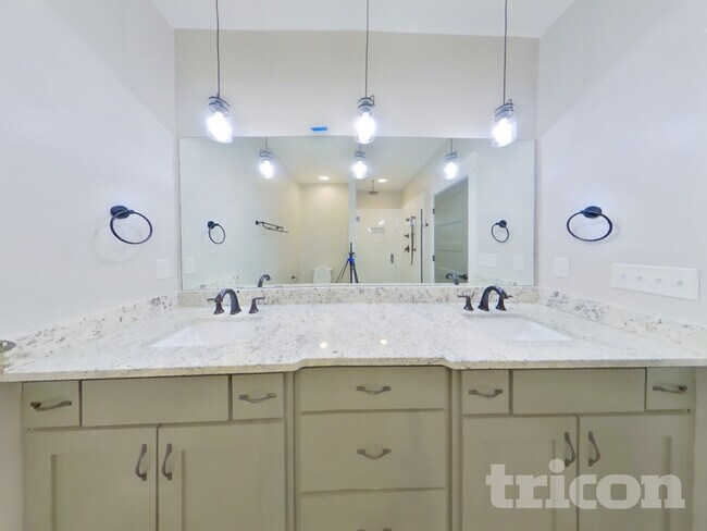 Building Photo - 1214 Hillwood Private Cove