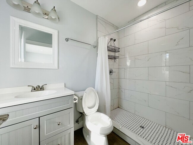 Building Photo - 2641 S Budlong Ave