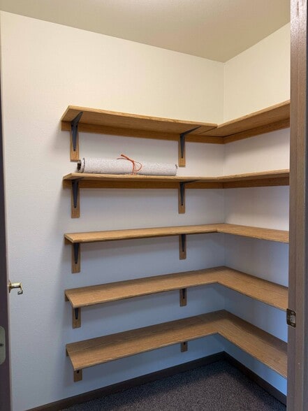 walk in pantry - 840 Weinert Rd