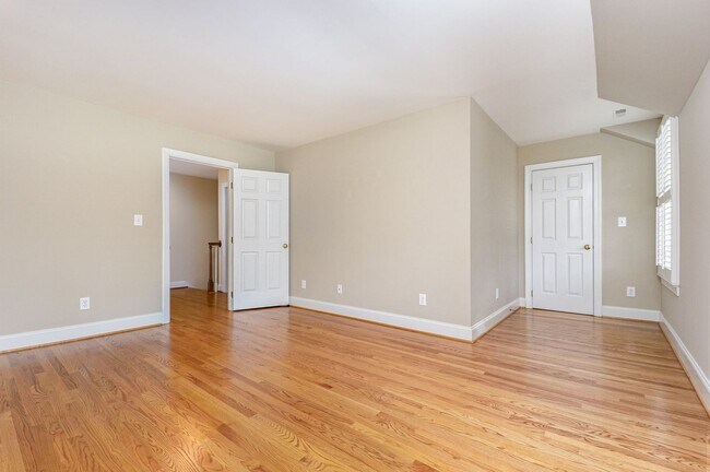 Building Photo - Spacious Townhome in the Heart of Raleigh,...