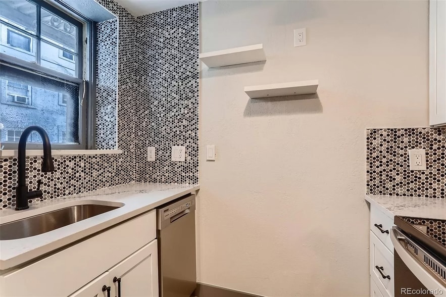 Building Photo - 215 E 11th Ave