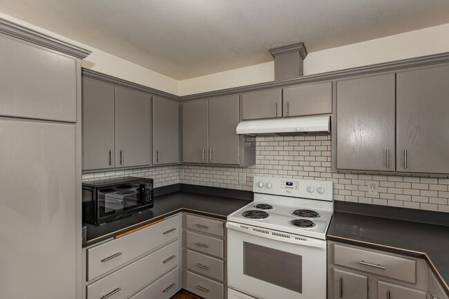 Building Photo - **MOVE IN SPECIAL!** Pet Friendly Charming 3 Bedroom Home with large office!