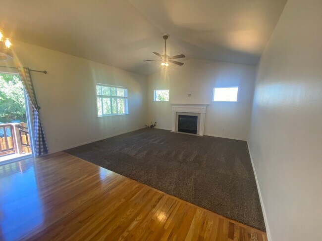Building Photo - Single Level Charmer, SE Bend Established ...