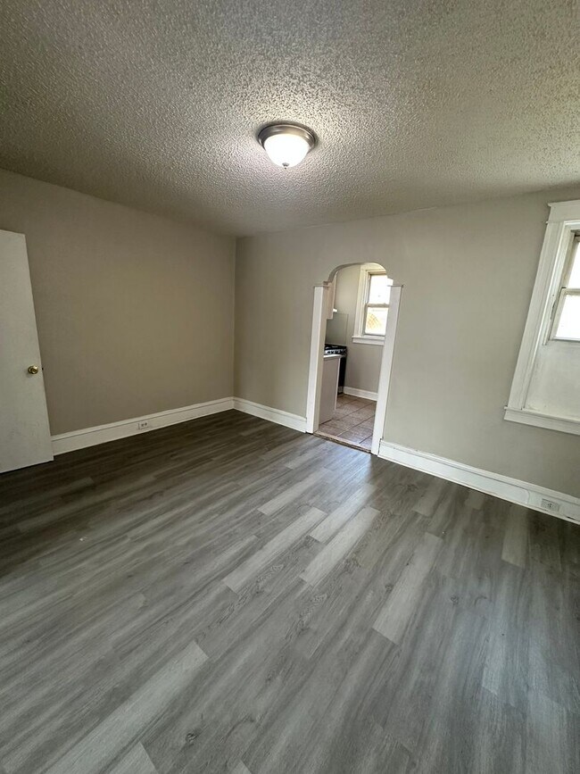 Building Photo - Beautiful 2 Bed/ 2 Full bath for rent with Finished basement.