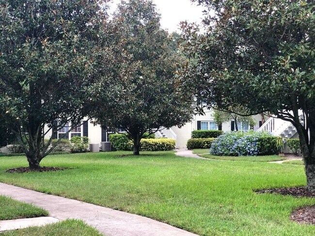 Building Photo - Beautiful 2/2 Condo with Water and Full Se...